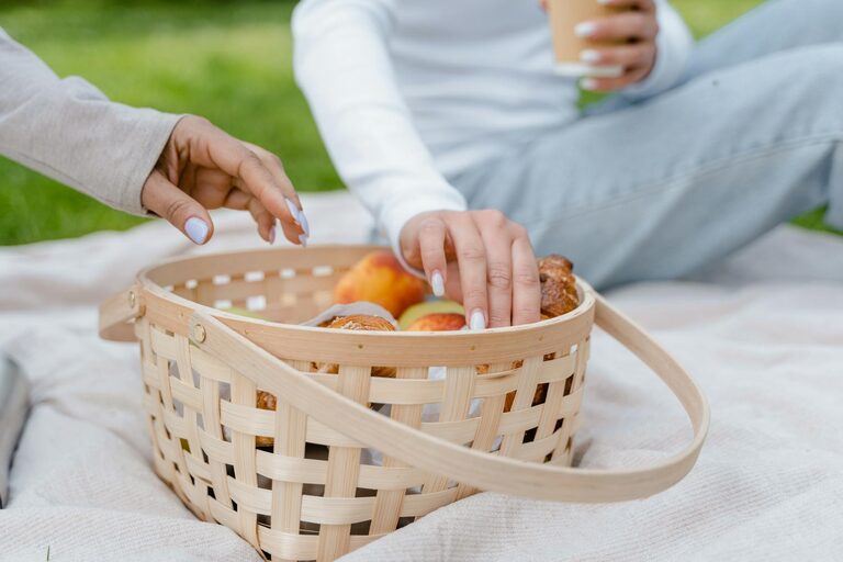 How to Plan a Simple Picnic at a Local Park